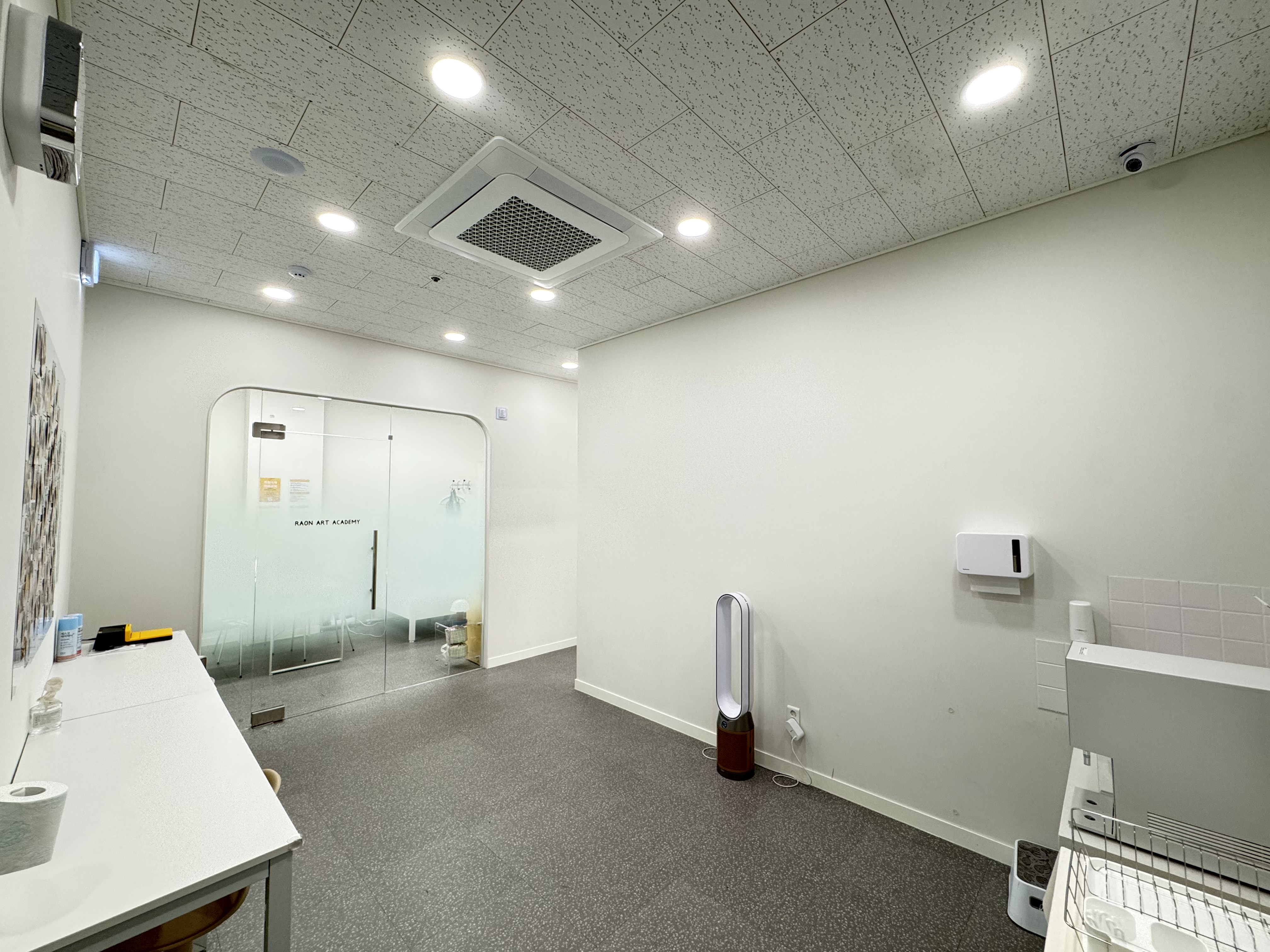 관저라온미술학원 로비 갤러리 학생작품 전시 공간